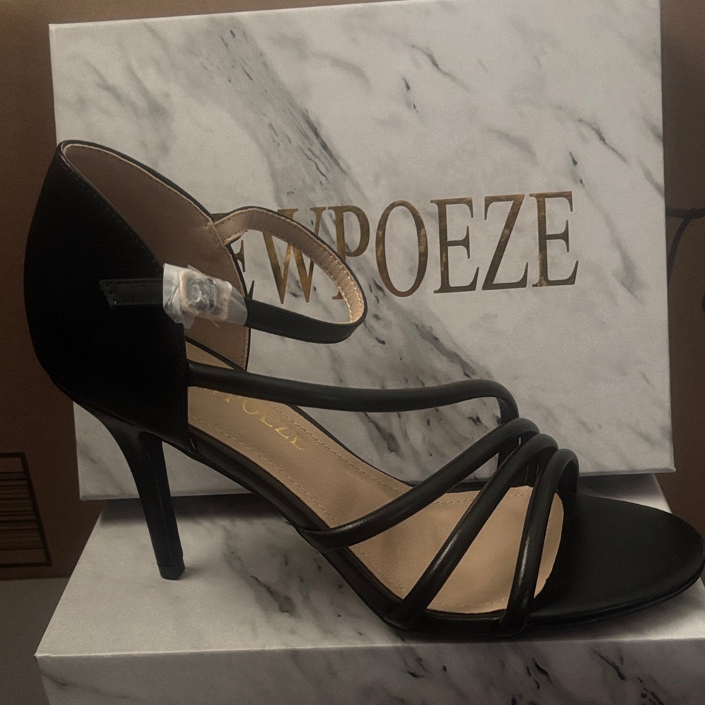 Black Strappy Heels NWT Cewpoeze